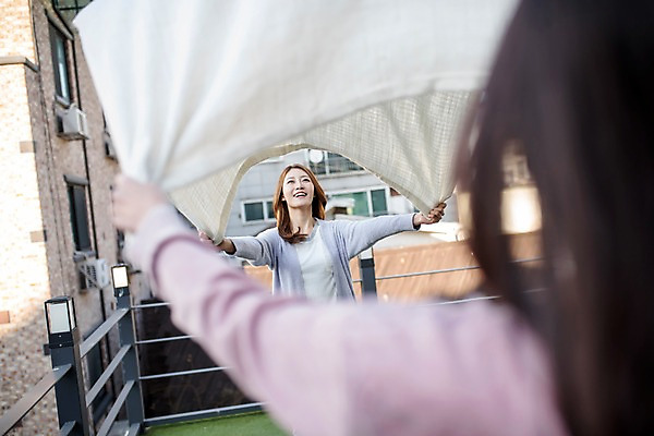 포토 JPG 주간 우먼라이프 응시 여자 서기 웃음 들기 상반신 20대 성인 야외 두명 건물 앞모습 뒷모습 친구 우정 이불 한국인 룸메이트 성인여자만 털기 국내포토 자연요소 라이프스타일 건축물 시선 뷰포인트 관계 침구 모션 표정 사람 동양인 청년 여자만 성인만 파일형식