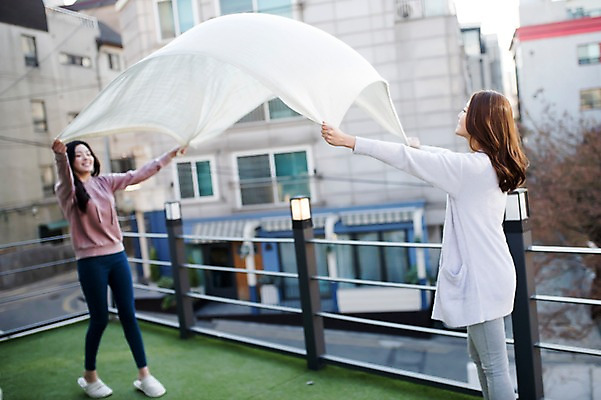 포토 JPG 주간 전신 우먼라이프 응시 여자 서기 웃음 상반신 20대 성인 야외 두명 건물 옆모습 친구 우정 이불 한국인 청소 룸메이트 성인여자만 털기 국내포토 자연요소 라이프스타일 건축물 시선 뷰포인트 관계 침구 모션 표정 사람 동양인 청년 여자만 성인만 파일형식