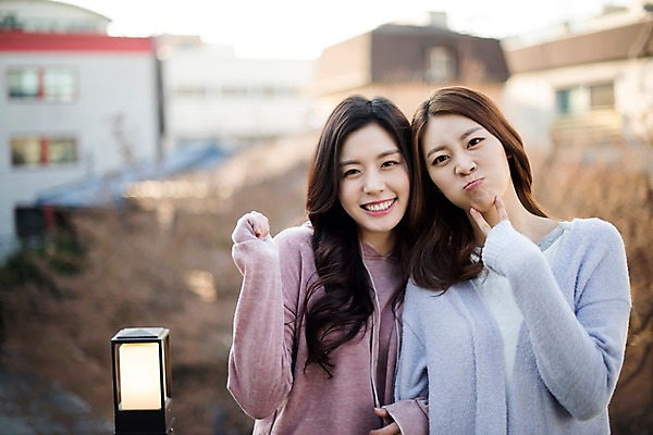 포토 JPG 주간 우먼라이프 여자 조명 서기 웃음 상반신 20대 성인 야외 두명 앞모습 친구 팔짱 우정 한국인 룸메이트 성인여자만 국내포토 자연요소 라이프스타일 뷰포인트 관계 모션 표정 사람 동양인 청년 여자만 성인만 파일형식 인종 생활