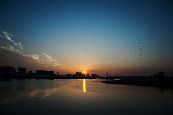 포토 JPG 구름 실루엣 바다 하늘 풍경 빌딩 사람없음 야외 태양 일몰 전선 국내포토 자연요소 촬영기법 건물 노을 파일형식