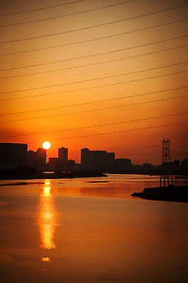 포토 JPG 실루엣 바다 자연현상 하늘 풍경 빌딩 사람없음 야외 태양 일몰 전선 국내포토 자연요소 자연 촬영기법 건물 노을 파일형식