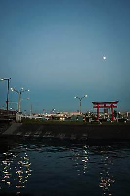포토 JPG 가로등 하늘 풍경 사람없음 야외 항구 일본 달 야간 토리이 국내포토 자연요소 공공시설 아시아 교통시설 신사 파일형식