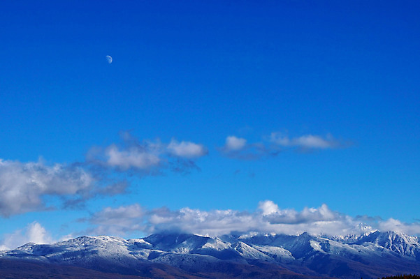 포토 JPG 주간 구름 겨울 자연 하늘 산 풍경 사람없음 야외 달 눈 겨울풍경 국내포토 자연요소 계절 날씨 생태계 파일형식