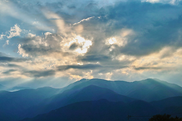 포토 JPG 주간 구름 자연 하늘 산 풍경 사람없음 야외 햇빛 노을 빛무리 국내포토 자연요소 빛 태양 생태계 파일형식