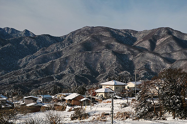 포토 JPG 주간 나무 구름 겨울 자연 하늘 주택 풍경 사람없음 야외 마을 눈 산등성이 겨울풍경 국내포토 자연요소 식물 계절 날씨 산 건물 생태계 파일형식