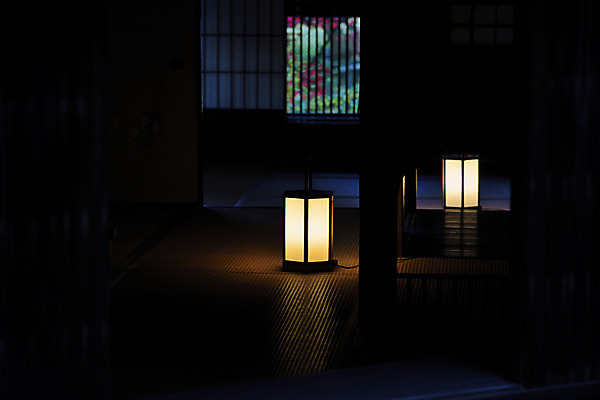 포토 JPG 주간 일본문화 창문 실내 사람없음 일본 어둠 일본전통 전통등 다다미방 일본가옥 국내포토 자연요소 동양문화 전통 아시아 외국문화 조명 내부 파일형식