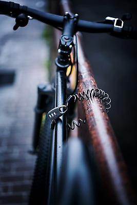 포토 JPG 주간 난간 거리풍경 사람없음 야외 아웃포커스 자전거 번호자물쇠 자전거주차 국내포토 자연요소 거리 자물쇠 촬영기법 풍경 바이크 주차 파일형식