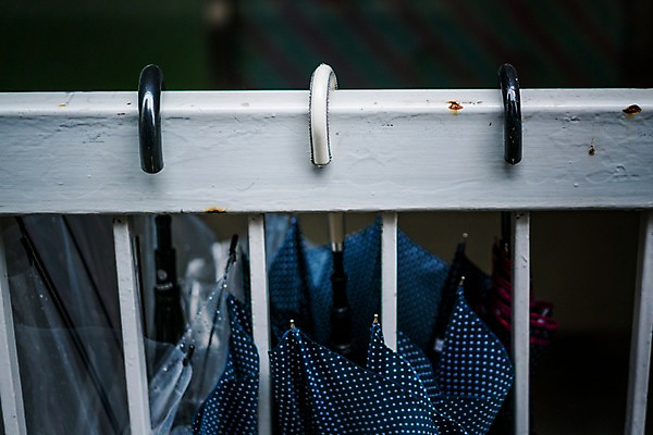 포토 JPG 주간 우산 난간 거리풍경 사람없음 야외 걸림 국내포토 자연요소 모션 거리 풍경 파일형식