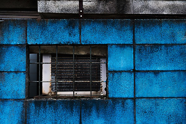 포토 JPG 주간 벽 창문 벽돌 사람없음 야외 환풍기 쇠창살 국내포토 자연요소 장비 파일형식