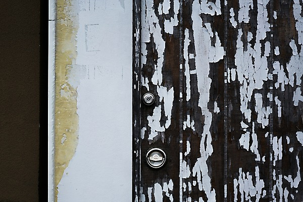 포토 JPG 주간 사람없음 야외 목재 벗겨짐 문고리 나무문 국내포토 자연요소 나무 재료 모션 문 파일형식