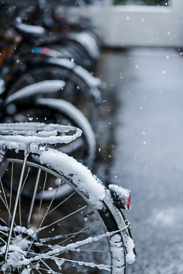 포토 JPG 주간 겨울 사람없음 야외 아웃포커스 자전거 눈 바퀴 자전거주차 자전거주차장 국내포토 자연요소 계절 날씨 촬영기법 바이크 주차 주차장 파일형식