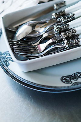 포토 JPG 접시 포크 사람없음 아웃포커스 숟가락 나이프 오브젝트 수저통 국내포토 식기 촬영기법 수저 칼 파일형식