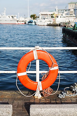 포토 JPG 주간 난간 풍경 사람없음 야외 항구 선박 구명부환 국내포토 자연요소 수상교통 교통시설 안전장비 튜브 파일형식