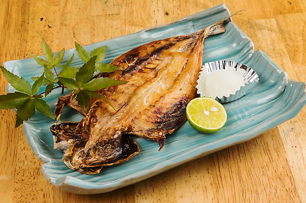 포토 JPG 접시 음식 건조 실내 근접촬영 사람없음 구이 생선구이 일본음식 전갱이 국내포토 식기 뷰포인트 어류 내부 생선요리 파일형식