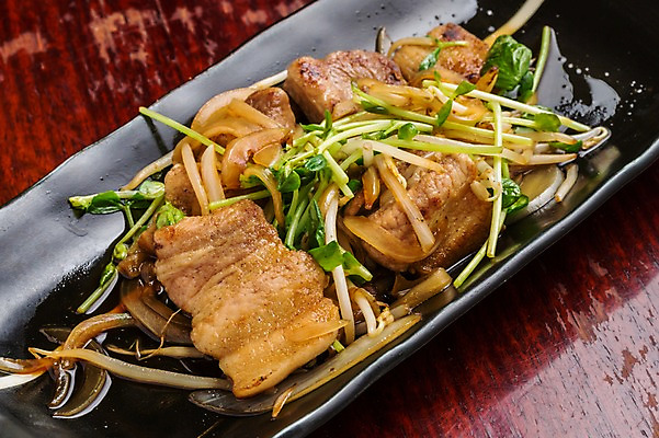 포토 JPG 접시 음식 실내 돼지고기 근접촬영 사람없음 돼지고기볶음 일본음식 국내포토 식기 뷰포인트 육류 내부 볶음 파일형식