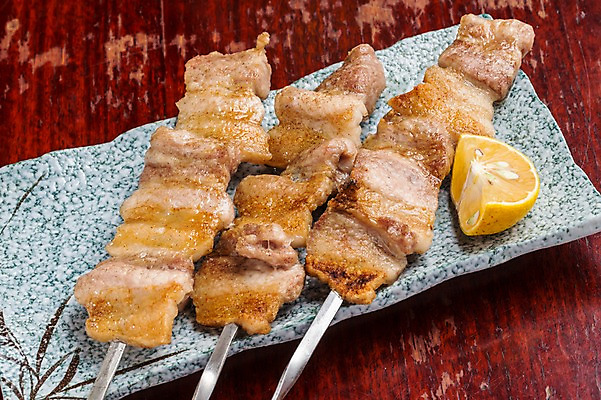 포토 JPG 접시 음식 실내 돼지고기 근접촬영 사람없음 꼬치 꼬치구이 일본음식 국내포토 식기 뷰포인트 육류 내부 구이 파일형식