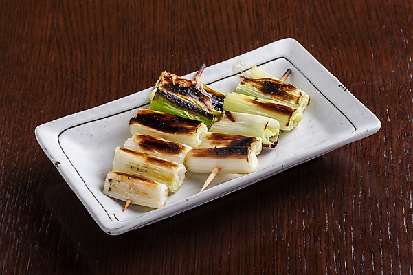 포토 JPG 접시 음식 실내 근접촬영 사람없음 꼬치 구이 파 일본음식 국내포토 식기 뷰포인트 채소 내부 파일형식