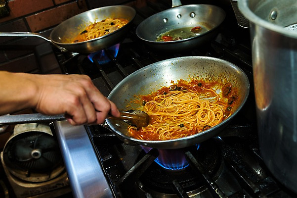 포토 JPG 손 음식 파스타 실내 요리 신체부위 주방 요리사 프라이팬 가스레인지 국내포토 직업 주방용품 서양음식 사람 내부 가전제품 레인지 파일형식