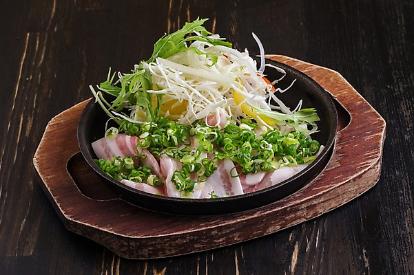 포토 JPG 채소 식재료 실내 근접촬영 사람없음 삼겹살 철판 나무받침 철판구이 일본음식 나무배경 국내포토 음식 뷰포인트 백그라운드 돼지고기 내부 목재 구이 받침대 파일형식