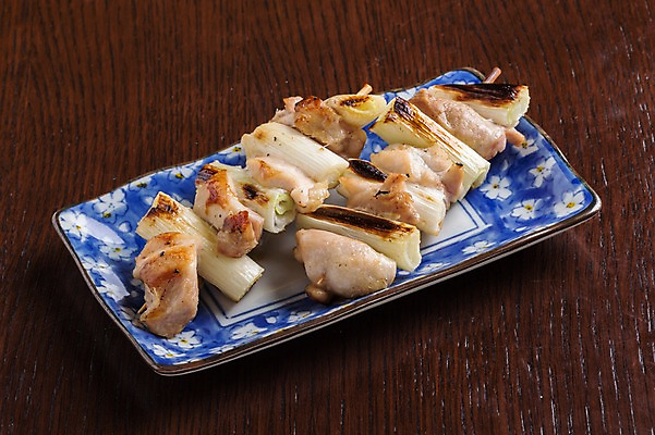 포토 JPG 접시 음식 실내 근접촬영 사람없음 닭꼬치 일본음식 야키토리 국내포토 식기 뷰포인트 내부 닭고기 꼬치 파일형식