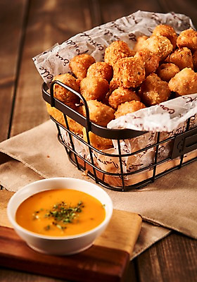 포토 JPG 음식 사람없음 목재 튀김 천 머스터드 안주 야식 나무배경 국내포토 나무 백그라운드 재료 직물 소스_음식 파일형식