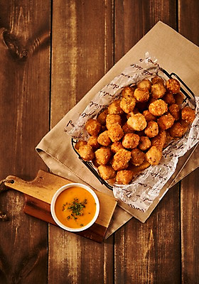 포토 JPG 음식 사람없음 목재 하이앵글 튀김 천 머스터드 안주 야식 나무배경 국내포토 나무 뷰포인트 백그라운드 재료 직물 소스_음식 파일형식