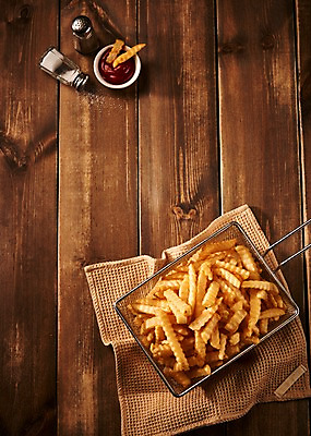 포토 JPG 음식 사람없음 목재 하이앵글 튀김 감자튀김 케첩 천 안주 야식 소금 후추 나무배경 국내포토 나무 뷰포인트 백그라운드 재료 감자 직물 소스_음식 향신료 파일형식