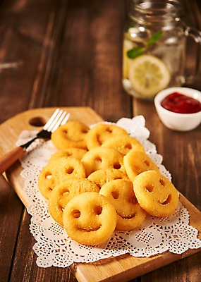 포토 JPG 음료 음식 포크 도마 미소 사람없음 목재 아웃포커스 튀김 감자튀김 케첩 레몬 안주 나무배경 국내포토 나무 식기 백그라운드 과일 재료 주방용품 감자 촬영기법 표정 소스_음식 파일형식