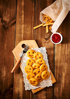 포토 JPG 음식 포크 도마 미소 사람없음 목재 하이앵글 감자튀김 케첩 안주 나무배경 국내포토 나무 식기 뷰포인트 백그라운드 재료 주방용품 감자 표정 튀김 소스_음식 파일형식