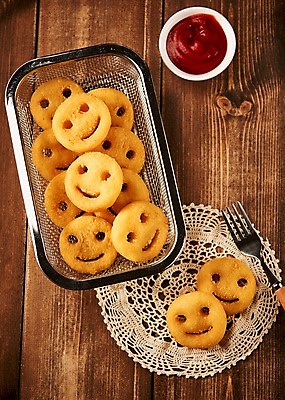 포토 JPG 음식 포크 미소 사람없음 목재 하이앵글 튀김 감자튀김 케첩 안주 나무배경 국내포토 나무 식기 뷰포인트 백그라운드 재료 감자 표정 소스_음식 파일형식