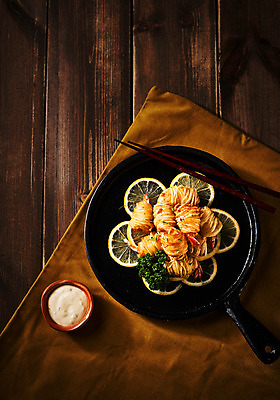 포토 JPG 음식 젓가락 사람없음 목재 하이앵글 소스 천 레몬 안주 야식 새우말이튀김 나무배경 국내포토 나무 뷰포인트 백그라운드 과일 재료 수저 튀김 직물 양념 파일형식