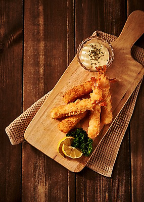 포토 JPG 음식 도마 사람없음 목재 하이앵글 튀김 소스 천 레몬 안주 야식 새우튀김 나무배경 국내포토 나무 뷰포인트 백그라운드 과일 재료 주방용품 새우 직물 양념 파일형식