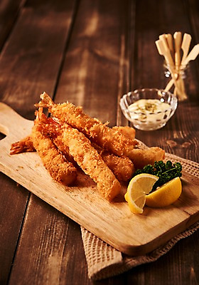 포토 JPG 음식 도마 사람없음 목재 아웃포커스 튀김 소스 꼬치 천 레몬 안주 야식 새우튀김 나무배경 국내포토 나무 백그라운드 과일 재료 주방용품 새우 촬영기법 직물 양념 파일형식