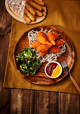 포토 JPG 음식 사람없음 목재 하이앵글 샐러드 튀김 케첩 머스터드 안주 야식 게살튀김 모듬튀김 치즈스틱 1000 나무배경 국내포토 나무 뷰포인트 백그라운드 재료 숫자 과자 소스_음식 파일형식