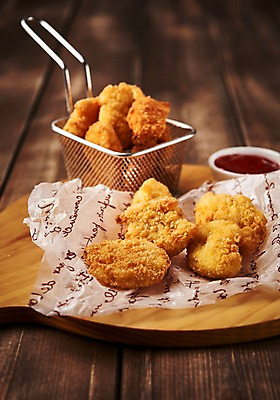 포토 JPG 음식 도마 사람없음 목재 치킨 튀김 소스 안주 야식 치킨너겟 나무배경 국내포토 나무 백그라운드 재료 주방용품 양념 닭고기요리 파일형식