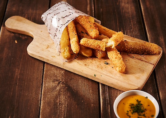 포토 JPG 음식 도마 사람없음 목재 튀김 머스터드 안주 야식 치즈스틱 나무배경 국내포토 나무 백그라운드 재료 주방용품 과자 소스_음식 파일형식