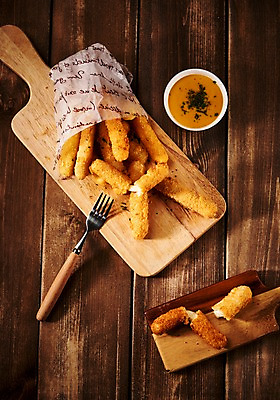 포토 JPG 음식 포크 도마 사람없음 목재 하이앵글 튀김 머스터드 안주 야식 치즈스틱 나무배경 국내포토 나무 식기 뷰포인트 백그라운드 재료 주방용품 과자 소스_음식 파일형식