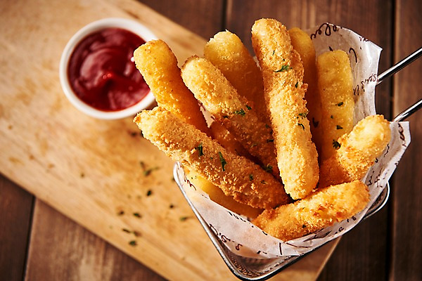 포토 JPG 음식 도마 근접촬영 사람없음 목재 아웃포커스 하이앵글 튀김 케첩 안주 야식 치즈스틱 나무배경 국내포토 나무 뷰포인트 백그라운드 재료 주방용품 촬영기법 과자 소스_음식 파일형식