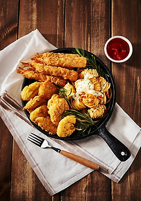 포토 JPG 음식 포크 사람없음 목재 하이앵글 치킨 튀김 케첩 천 안주 야식 새우튀김 모듬튀김 치킨너겟 새우말이튀김 나무배경 국내포토 나무 식기 뷰포인트 백그라운드 재료 새우 직물 소스_음식 닭고기요리 파일형식