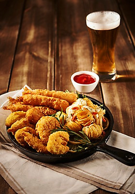 포토 JPG 음식 맥주 사람없음 목재 치킨 튀김 케첩 천 안주 야식 모듬튀김 치킨너겟 새우말이튀김 치맥 나무배경 국내포토 나무 백그라운드 재료 주류 직물 소스_음식 닭고기요리 파일형식