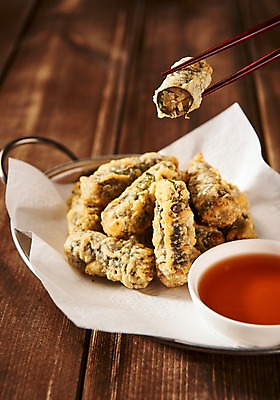 포토 JPG 음식 젓가락 사람없음 목재 튀김 소스 안주 야식 김말이 나무배경 국내포토 나무 백그라운드 재료 수저 양념 파일형식