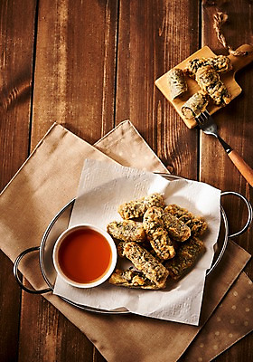 포토 JPG 음식 포크 도마 사람없음 목재 하이앵글 튀김 천 안주 야식 김말이 소스통 나무배경 국내포토 나무 식기 뷰포인트 백그라운드 재료 주방용품 통 직물 소스_음식 파일형식