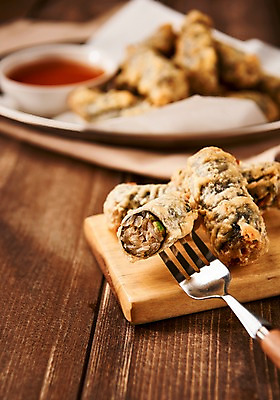 포토 JPG 음식 포크 근접촬영 사람없음 목재 아웃포커스 튀김 소스 안주 야식 김말이 나무배경 국내포토 나무 식기 뷰포인트 백그라운드 재료 촬영기법 양념 파일형식