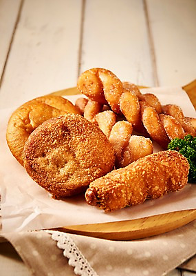 포토 JPG 음식 디저트 근접촬영 사람없음 목재 튀김 도넛 천 안주 야식 꽈배기 팥빵 소세지빵 나무배경 국내포토 나무 빵 뷰포인트 백그라운드 재료 직물 파일형식