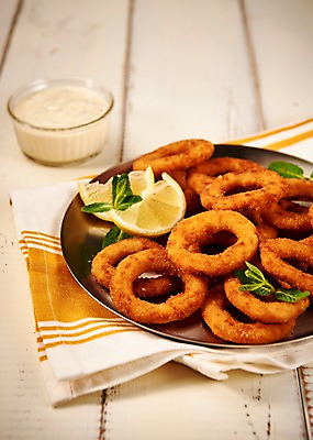 포토 JPG 음식 사람없음 목재 튀김 천 레몬 안주 야식 양파링 소스통 나무배경 국내포토 나무 백그라운드 과일 재료 통 직물 소스_음식 파일형식