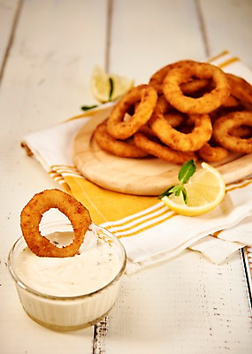 포토 JPG 음식 사람없음 목재 아웃포커스 튀김 소스 천 레몬 안주 야식 양파링 나무배경 국내포토 나무 백그라운드 과일 재료 촬영기법 직물 양념 파일형식