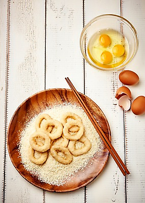 포토 JPG 음식 젓가락 사람없음 목재 하이앵글 계란 튀김 계란껍데기 안주 양파링 빵가루 나무배경 국내포토 나무 뷰포인트 백그라운드 재료 수저 알 파일형식