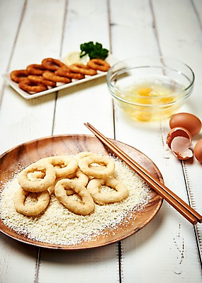 포토 JPG 음식 젓가락 사람없음 목재 아웃포커스 계란 튀김 계란껍데기 안주 야식 양파링 빵가루 나무배경 국내포토 나무 백그라운드 재료 촬영기법 수저 알 파일형식