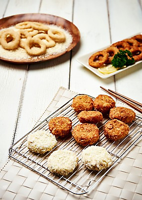 포토 JPG 음식 젓가락 사람없음 목재 아웃포커스 튀김 천 안주 야식 양파링 빵가루 치킨너겟 나무배경 국내포토 나무 백그라운드 재료 촬영기법 수저 직물 파일형식