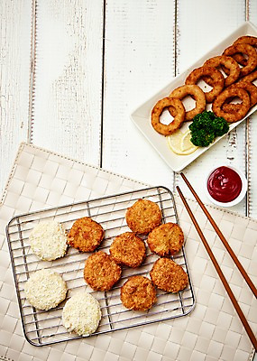 포토 JPG 음식 젓가락 사람없음 목재 하이앵글 튀김 케첩 천 안주 야식 양파링 치킨너겟 나무배경 국내포토 나무 뷰포인트 백그라운드 재료 수저 직물 소스_음식 파일형식